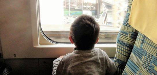 新幹線にのる子供