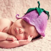 茄子の帽子をかぶって寝てる赤ちゃん