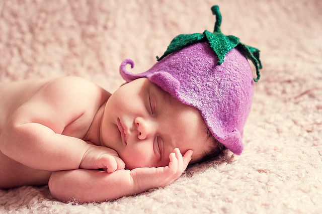 茄子の帽子をかぶって寝てる赤ちゃん